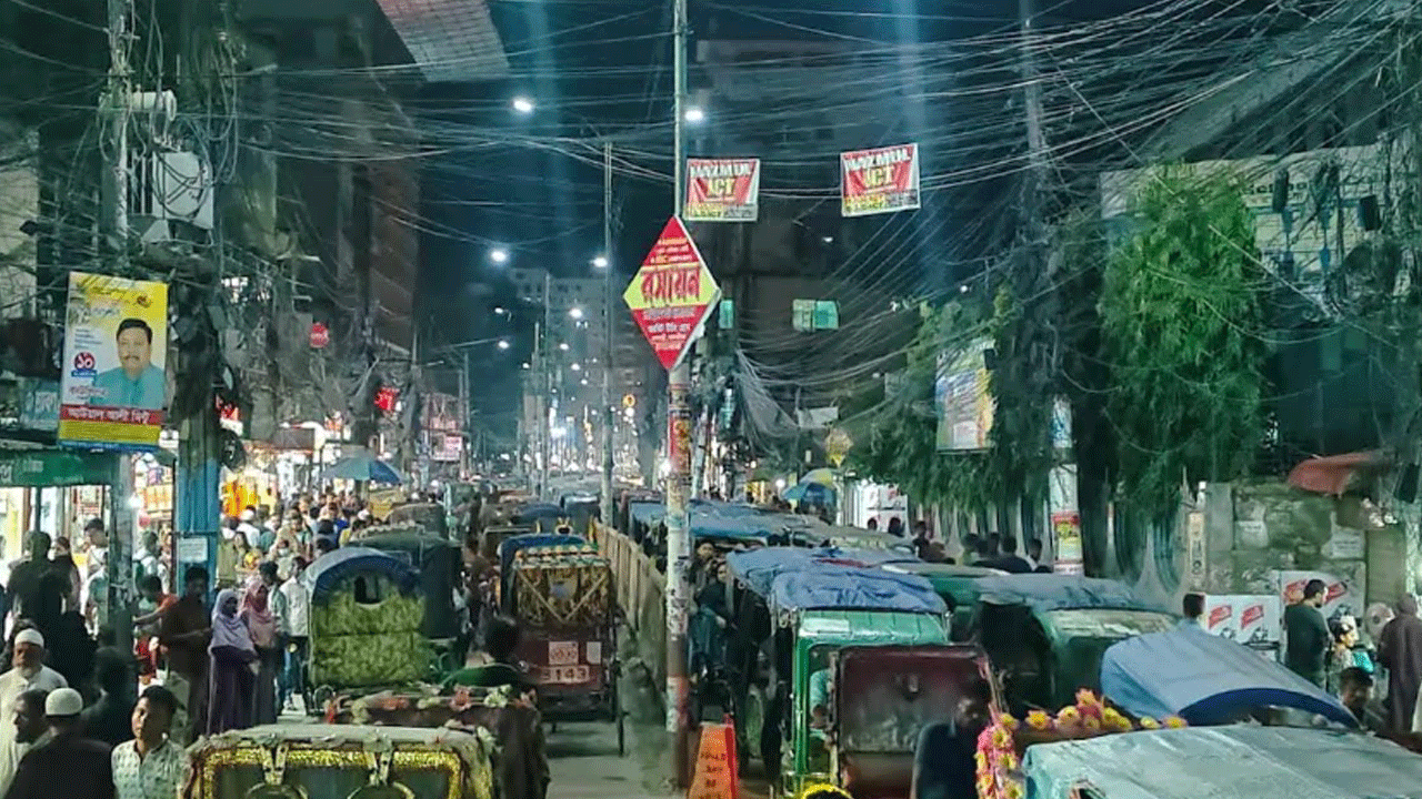 ময়মনসিংহ নগরের গাঙ্গিনারপাড় এলাকায় রাতের বেলাতেও সড়কে অটোরিকশা ও ইজিবাইকের দীর্ঘ জটলা। ছবি: এশিয়া পোস্ট