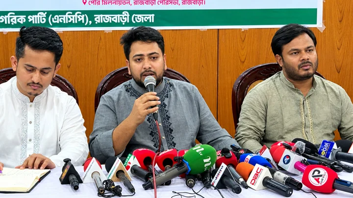আইজিপির ক্ষমা চাওয়া উচিত: নাহিদ ইসলাম