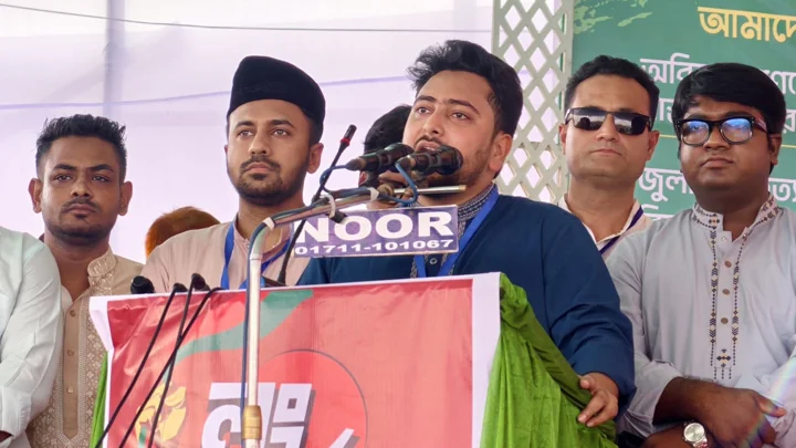 সরকারের ওপর মানুষ বিরক্ত, শিগগিরই ঢাকামুখী লংমার্চ: নাহিদ 