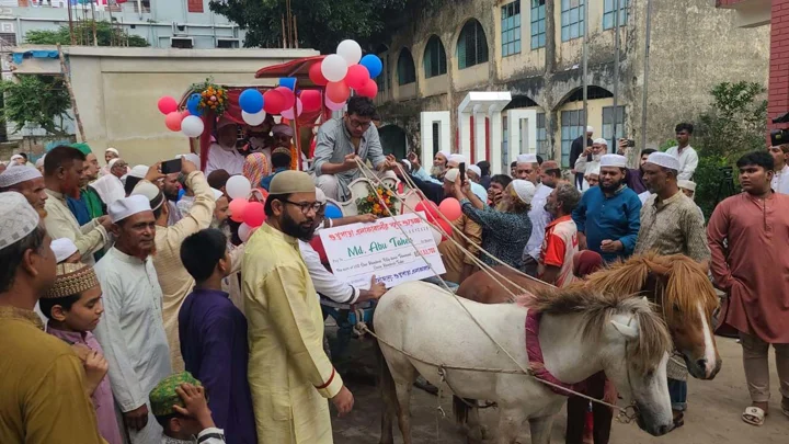 ৪১ বছর মুয়াজ্জিনের দায়িত্ব শেষে ঘোড়ার গাড়িতে বিদায়