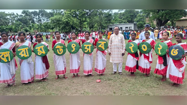 কারাম উৎসবে ঐতিহ্যের রঙে রাঙল পত্নীতলা