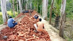 নওগাঁয় কোটি টাকার সড়কে নিম্নমানের ইট-বালু ব্যবহারের অভিযোগ