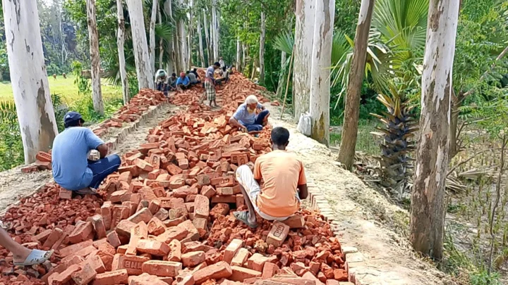 নওগাঁয় কোটি টাকার সড়কে নিম্নমানের ইট-বালু ব্যবহারের অভিযোগ