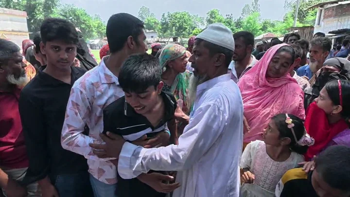 স্বজনদের চোখের জলে নওগাঁর সাত ‘রেমিট্যান্স যোদ্ধাকে’ চিরবিদায়