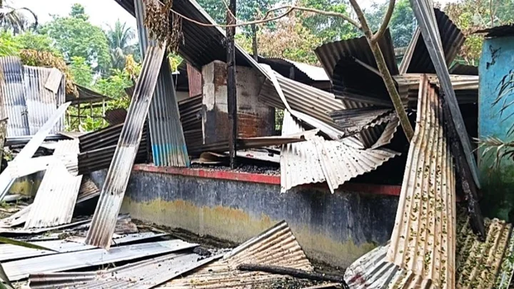 ‘এখন আমি কোথায় মাথা গুঁজব’, যুবকের মৃত্যুর পর আগুনে পুড়ল ১২ বাড়ি