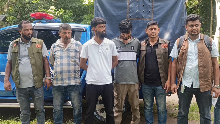 নড়াইলে দেশীয় অস্ত্রসহ তিন মাদক কারবারি গ্রেপ্তার