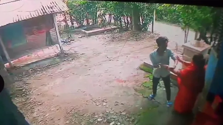 নড়াইলে বাড়ির সামনে থেকে শিক্ষিকার গলার চেইন ছিনতাই