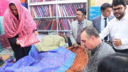 সোনারগাঁয়ে মার্কিন রাষ্ট্রদূতের কারুপল্লী ও পানাম নগরী পরিদর্শন