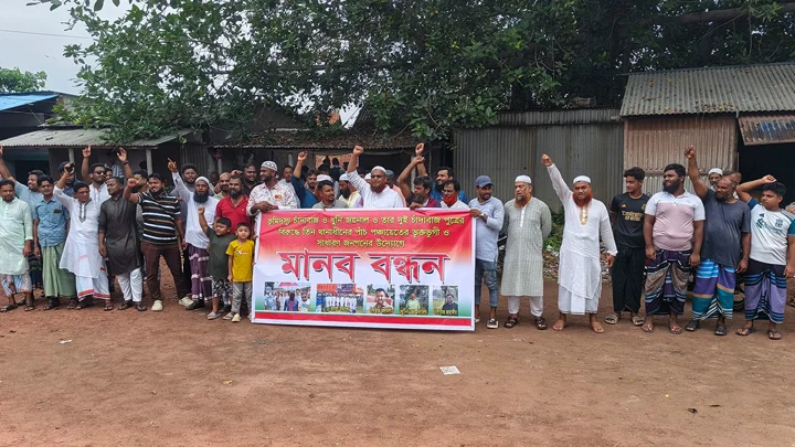 নদীপথে চাঁদাবাজি ও ইটভাটা বন্ধের প্রতিবাদে ফতুল্লায় মানববন্ধন