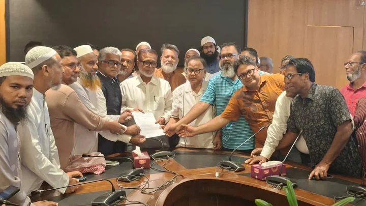 কদমরসুল সেতুর দখল জমি উচ্ছেদের দাবিতে স্মারকলিপি