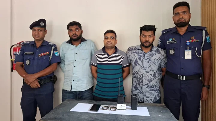 ভুয়া ডিজিএফআই পরিচয়ে তিনজন গ্রেপ্তার, ওয়াকিটকি উদ্ধার