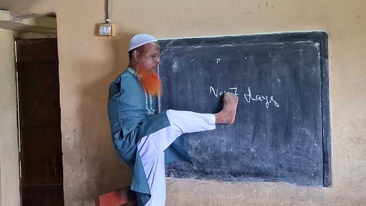 দুই হাত নেই, পা দিয়ে লিখে শত শিশুর জীবন গড়ার কারিগর দুঃখু মিয়া