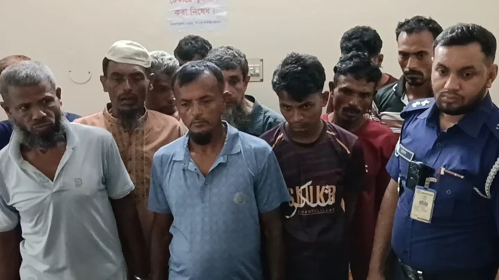 হাজিরা দিতে এসে আদালত চত্বরে দেশীয় অস্ত্রসহ আটক ১১