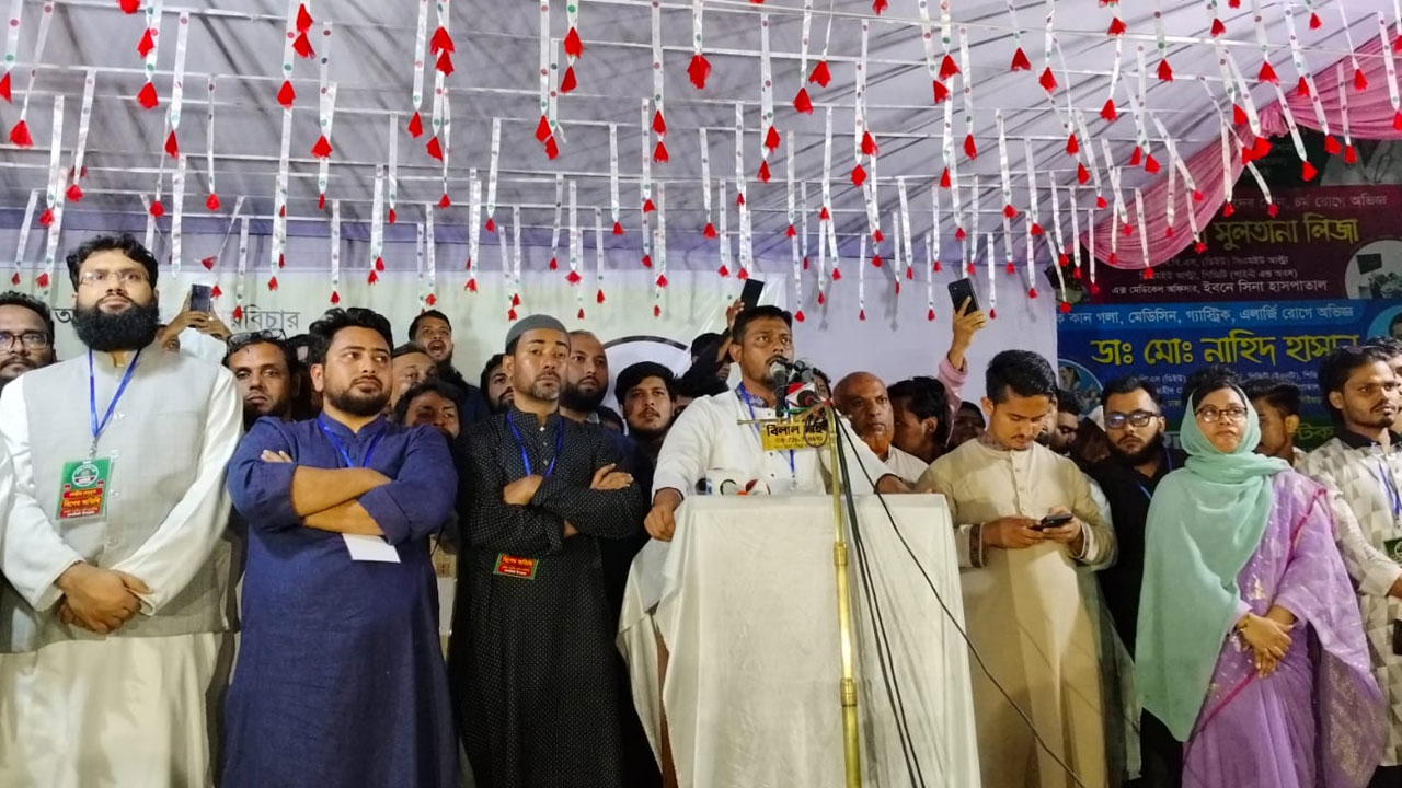 তারেক রহমানকে গণতন্ত্র অথবা সন্ত্রাসের পথ বেছে নিতে হবে: নাসীরুদ্দীন