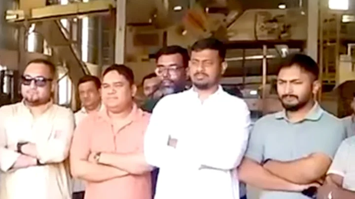 আ.লীগ নেতাদের সিগারেট কোম্পানি এনসিপি নেতাদের মালিকানায়, কারখানা সফরে নাসীরুদ্দীন পাটওয়ারী