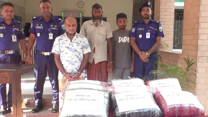 দুর্ঘটনাকবলিত অটোরিকশা থেকে ৩৪ কেজি গাঁজা লুট, গ্রেপ্তার ৩