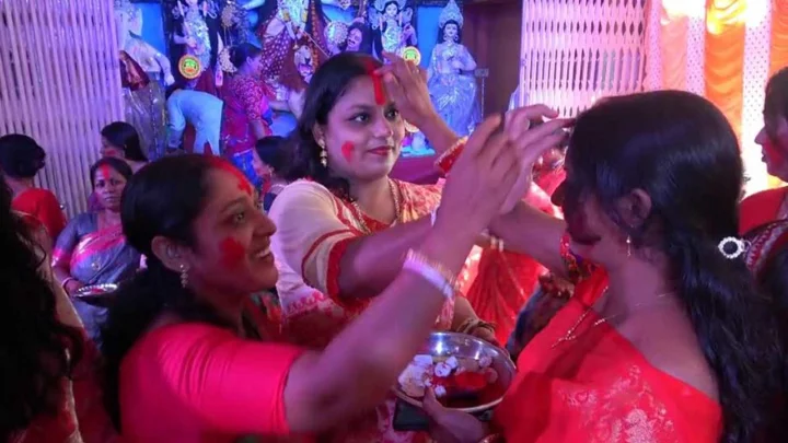নাটোরে সিঁদুর খেলায় মাতলেন নারীরা