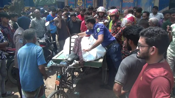 নাটোরে বাসচাপায় ভ্যানচালক ও এক যাত্রী নিহত
