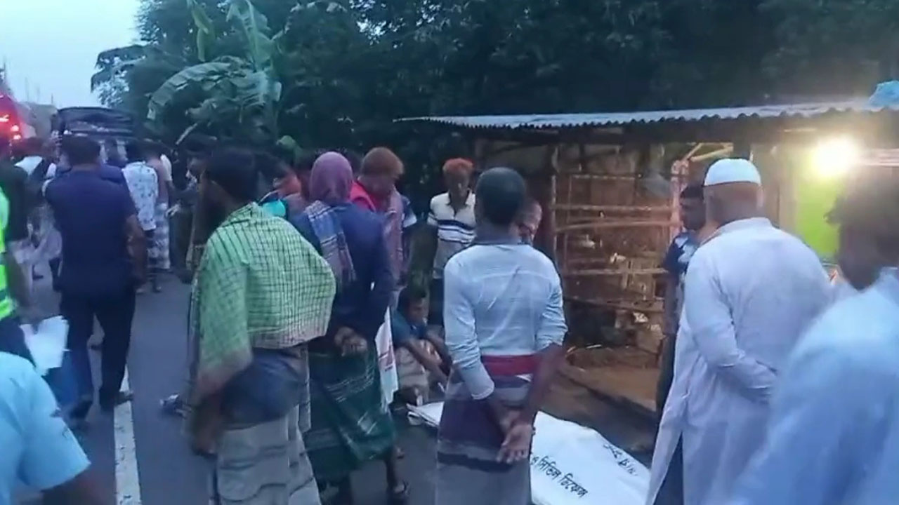 নাটোরে অ্যাম্বুলেন্স-ভ্যান-ভটভটির ত্রিমুখী সংঘর্ষে প্রাণ গেল শ্রমিকের