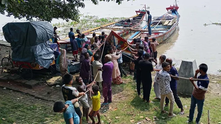 আকস্মিক ঝড়ে পদ্মায় ডুবে গেছে অর্ধশত নৌকা