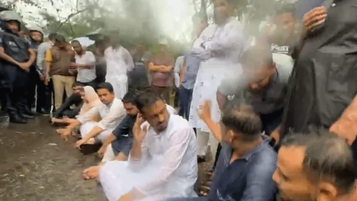 পুলিশি বাধায় সড়কে বসে পড়লেন এনসিপির নেতারা