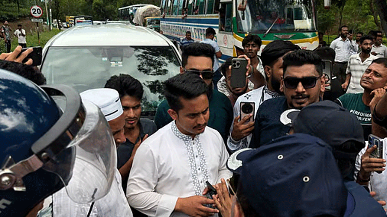 ব্যারিকেড ভেঙে শ্রীমঙ্গল থেকে হবিগঞ্জের পথে এনসিপির নেতারা