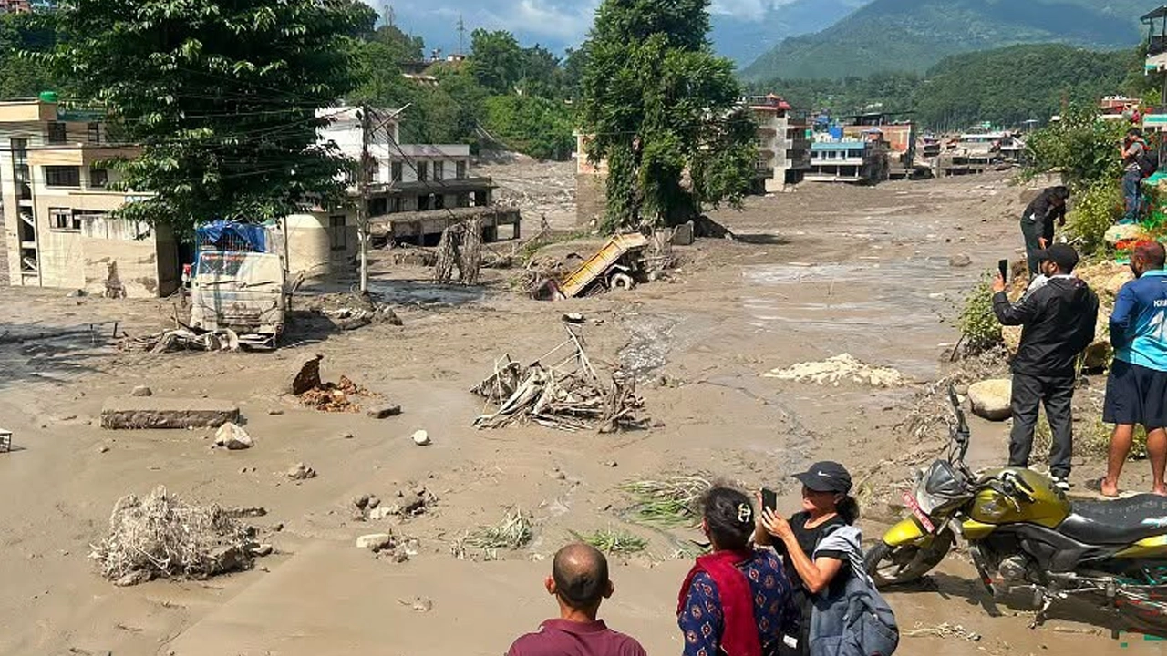 পাহাড় থেকে নেমে আসা পানি-কাদায় ক্ষতিগ্রস্ত বাড়িঘর। ছবি : এএফপি