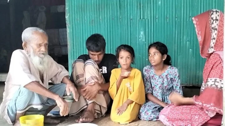এতিম নাতি-নাতনির মুখে খাবার দিতে মানুষের দুয়ারে দুয়ারে ৮৫ বছরের রুস্তম