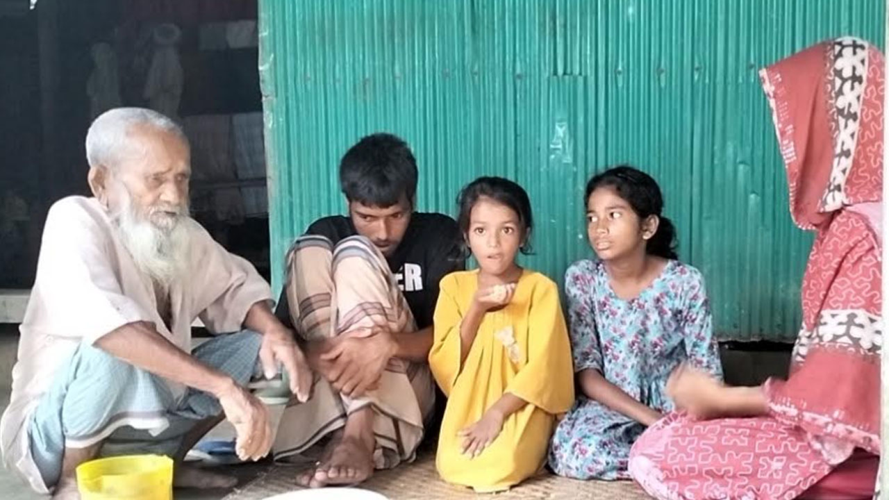 এতিম নাতি-নাতনির মুখে খাবার দিতে মানুষের দুয়ারে দুয়ারে ৮৫ বছরের রুস্তম
