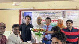 প্রধানমন্ত্রীর হাতে ‘গুণী শিক্ষক পদক’র পর অধ্যক্ষকে শিক্ষার্থীদের সংবর্ধনা