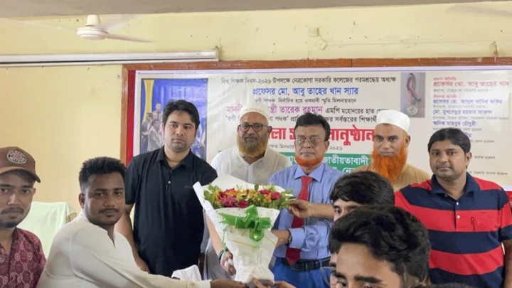 প্রধানমন্ত্রীর হাতে ‘গুণী শিক্ষক পদক’র পর অধ্যক্ষকে শিক্ষার্থীদের সংবর্ধনা