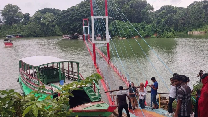 রাঙামাটির ঝুলন্ত সেতু ডুবে পর্যটনে ধস