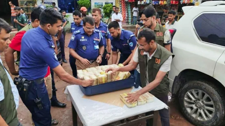কুমিল্লায় প্রাডো গাড়িতে মিলল ৩ লাখ ইয়াবা, আটক ২