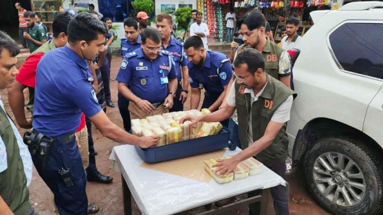 কুমিল্লায় প্রাডো গাড়িতে মিলল ৩ লাখ ইয়াবা, আটক ২