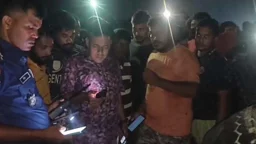 চাকা ফেটে নিয়ন্ত্রণ হারিয়ে দোকানে ট্রাক, নিহত ১