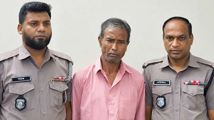 ট্রেনে যাত্রীকে জুস পান করিয়ে অচেতন, অজ্ঞান পার্টির সদস্য গ্রেপ্তার