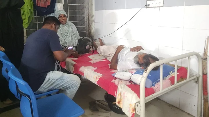 টয়লেটের ঢাকনা খুলে রাখায় প্রতিবাদ, প্রতিবন্ধী বৃদ্ধকে কুপিয়ে জখম