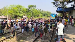 ৪ ঘণ্টা ধরে রেলপথ অবরোধ, নীলফামারী থেকে ট্রেন চলাচল বন্ধ