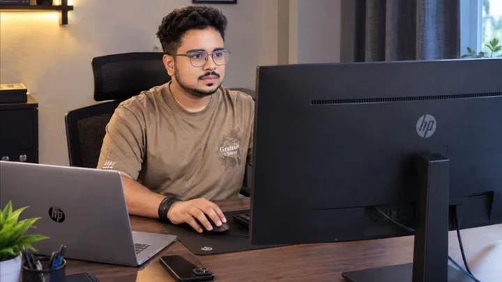 বন্ধুর ল্যাপটপ দিয়ে শুরু, এখন মাসে আয় ৩ লাখ টাকা মাদ্রাসাছাত্র মাহমুদের