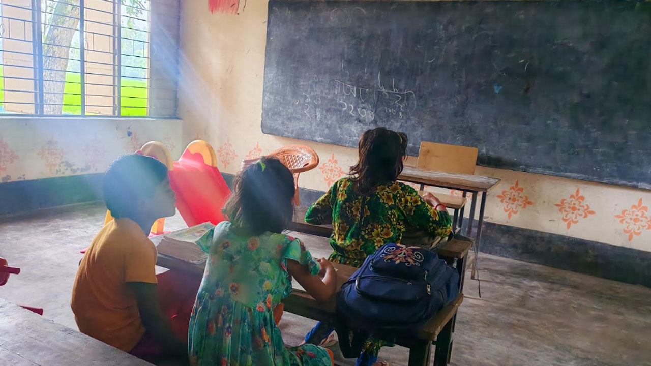 শ্রেণিকক্ষে শিক্ষার্থীদের উপস্থিতি দেখা যায় হাতে গোনা। ছবি: এশিয়া পোস্ট