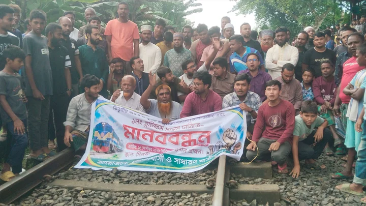প্ল্যাটফর্ম চালুর দাবিতে ট্রেন চলাচল আটকে নীলফামারীতে রেললাইন অবরোধ