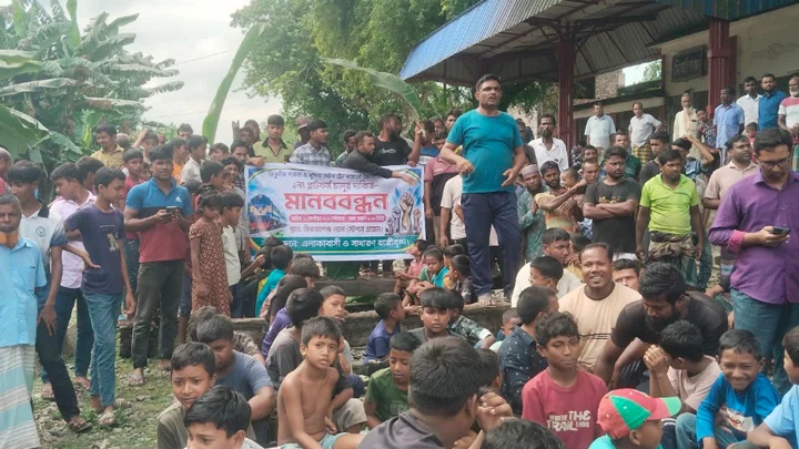 নীলফামারীতে ৪ ঘণ্টা ধরে রেলপথ অবরোধ, চিলাহাটি থেকে ট্রেন চলাচল বন্ধ