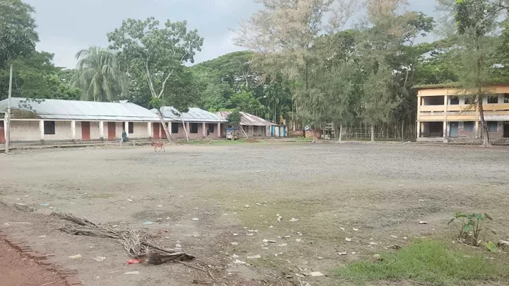 জরাজীর্ণ ভবনে চলছে ৫৮৮ শিক্ষার্থীর পাঠদান
