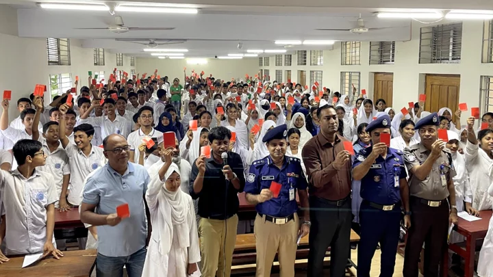 নোয়াখালীতে মাদক ও কিশোর অপরাধকে লাল কার্ড শিক্ষার্থীদের