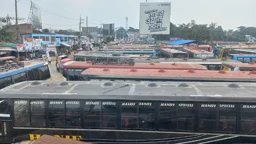নওগাঁয় দ্বিতীয় দিনের মতো বাস-অটোরিকশা চলাচল বন্ধ