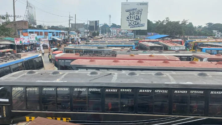 নওগাঁয় দ্বিতীয় দিনের মতো বাস-অটোরিকশা চলাচল বন্ধ