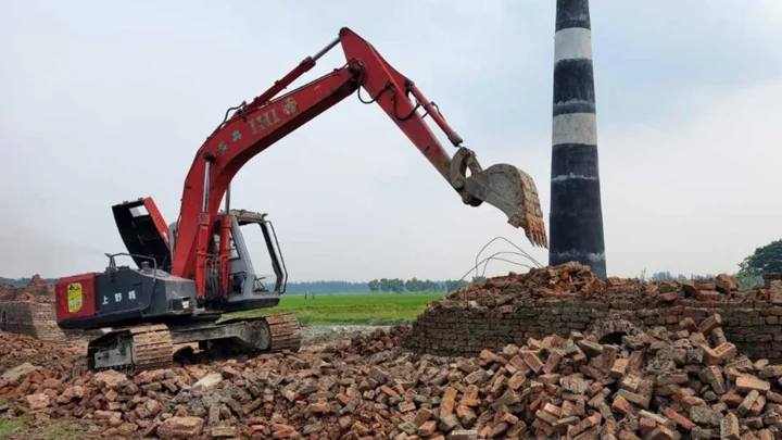নোয়াখালীতে অবৈধ ইটভাটা গুঁড়িয়ে দিল প্রশাসন