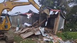 ১২ ঘণ্টার মধ্যেই স্কুলের জায়গায় অবৈধ দোকান উচ্ছেদ