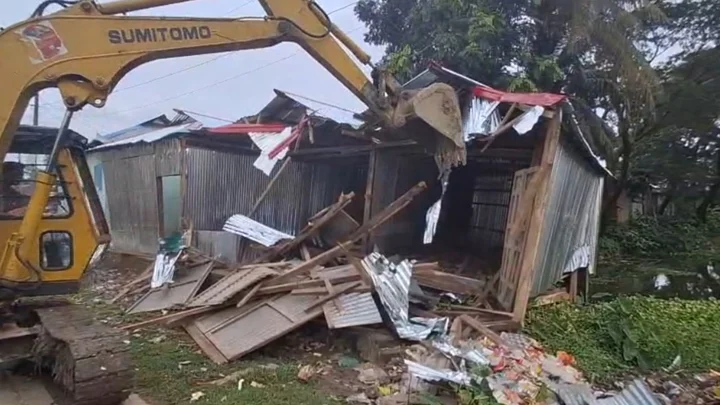 ১২ ঘণ্টার মধ্যেই স্কুলের জায়গায় অবৈধ দোকান উচ্ছেদ