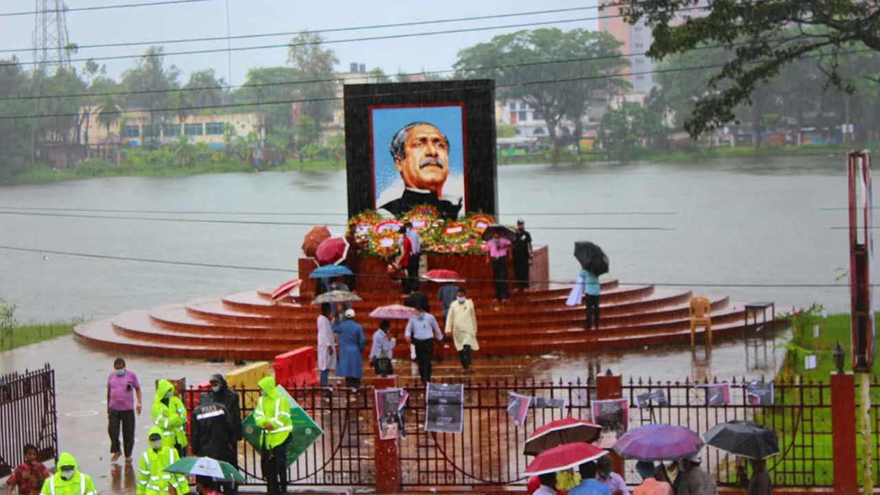 মুজিববর্ষের স্মারক হিসেবে চত্বরের নাম রাখা হয় ‘বঙ্গবন্ধু ম্যুরাল ও মুজিব চত্বর’। পুরোনো ছবি